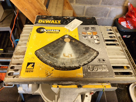 Scie à onglet DEWALT D27111 - Metalo apdirbimo staklės: foto 4 Scie à onglet DEWALT D27111 - Metalo apdirbimo staklės: foto 4