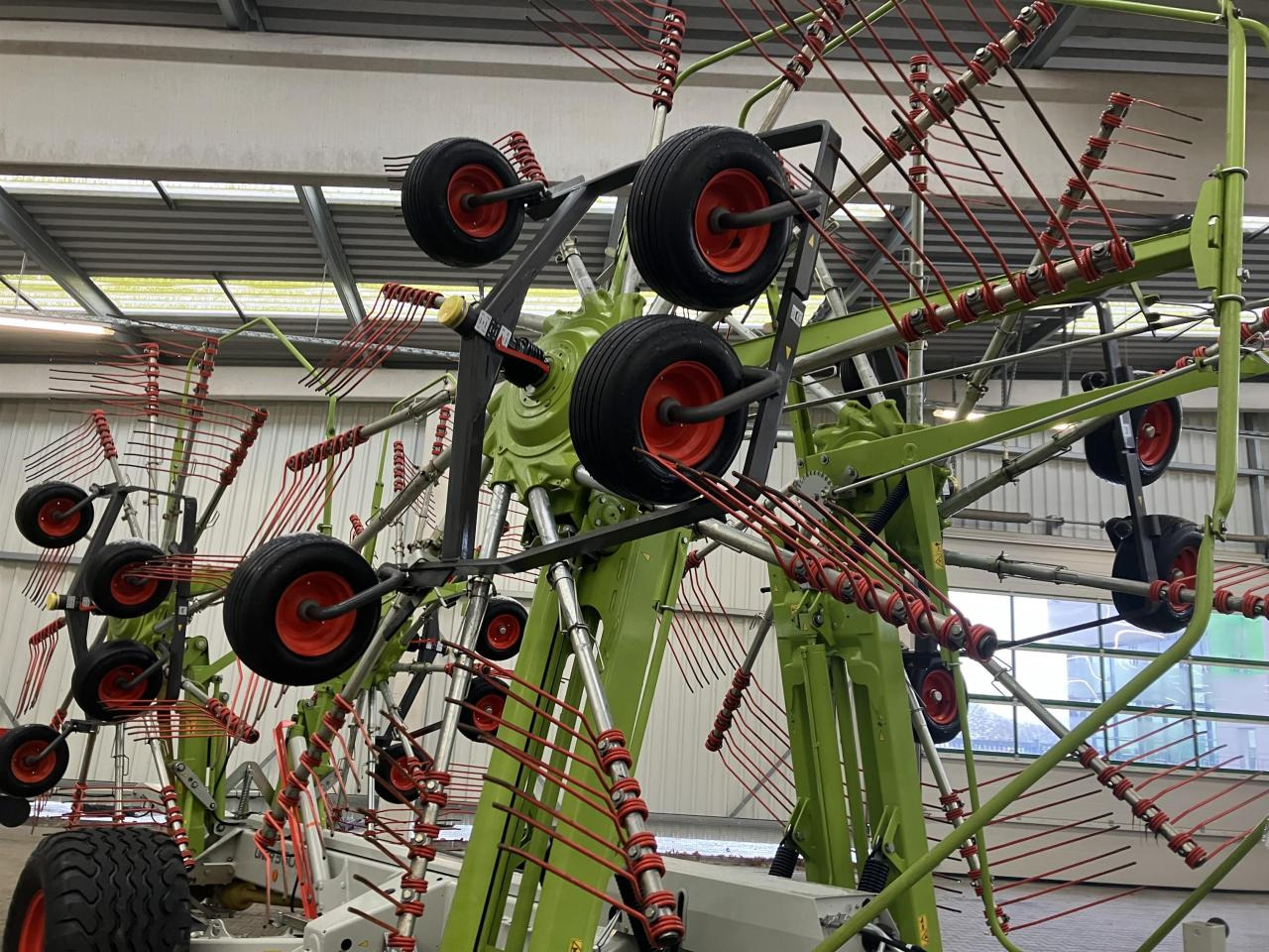 CLAAS Liner 3600 - Šieno grėblys/ Vartytuvas: foto 3 CLAAS Liner 3600 - Šieno grėblys/ Vartytuvas: foto 3