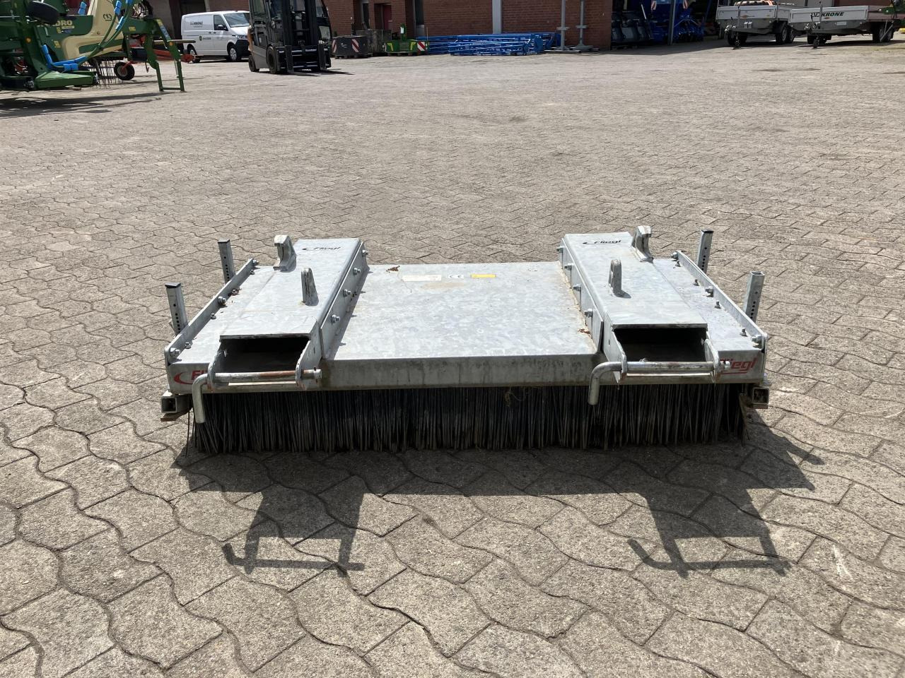 Fliegl Löwe 1,50m - Rotacinė šluota - Komunalinė/ Specializuota technika: foto 3 Fliegl Löwe 1,50m - Rotacinė šluota - Komunalinė/ Specializuota technika: foto 3