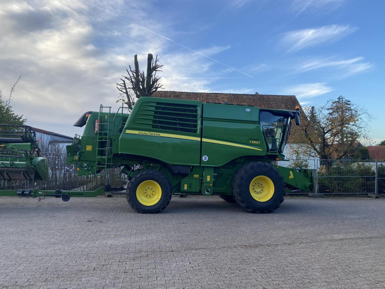 John Deere T550 - Derliaus nuėmimo kombainas: foto 2 John Deere T550 - Derliaus nuėmimo kombainas: foto 2