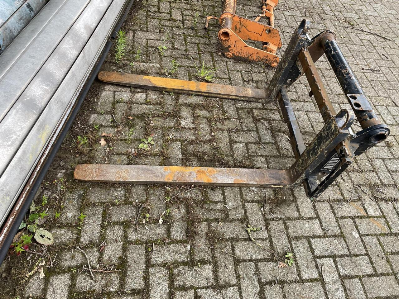 Manitou Palettengabel - Traktorius - frontalinis krautuvas: foto 1 Manitou Palettengabel - Traktorius - frontalinis krautuvas: foto 1