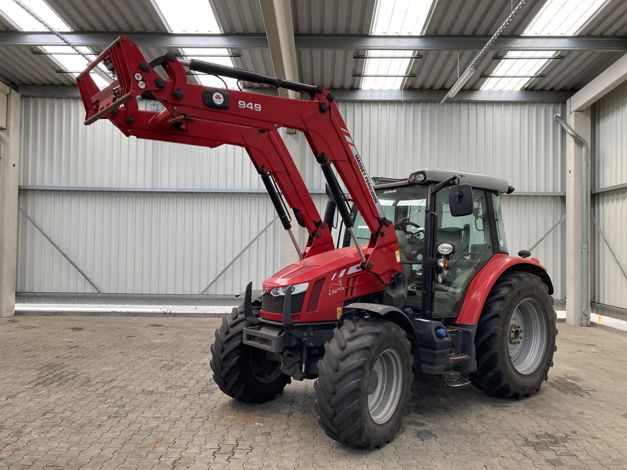 Massey Ferguson 5611 Dyna 4 - Traktorius: foto 1 Massey Ferguson 5611 Dyna 4 - Traktorius: foto 1