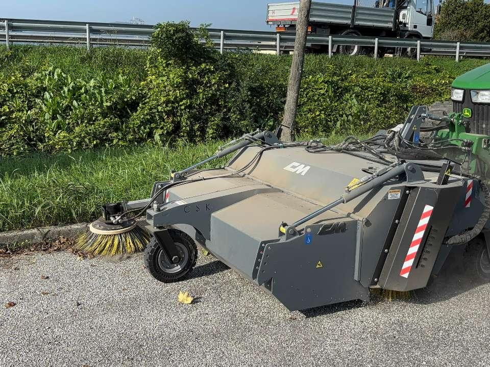 CM Crusher CSK 200 Sweeping Bucket - Rotacinė šluota - Mini krautuvas: foto 4 CM Crusher CSK 200 Sweeping Bucket - Rotacinė šluota - Mini krautuvas: foto 4