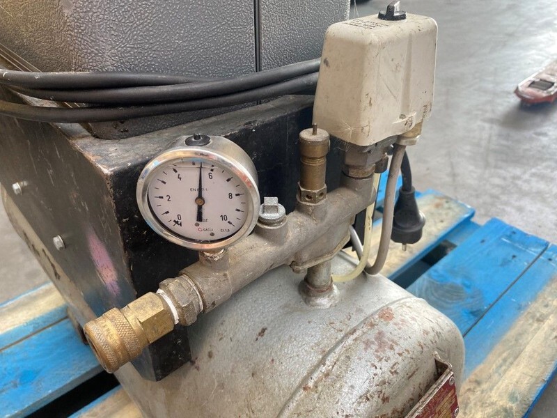 Atlas-Copco LXS 111 1.1 kW 10 bar 125 L / min zuigercompressor met 50 liter ketel - Oro kompresorius: foto 5 Atlas-Copco LXS 111 1.1 kW 10 bar 125 L / min zuigercompressor met 50 liter ketel - Oro kompresorius: foto 5