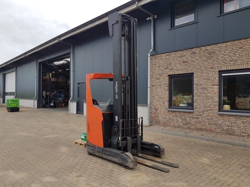 BT RRE180H Toyota 1.8 ton Triplex Freelift Sideshift Elektra Reachtruck - Krautuvas su šakėmis: foto 2 BT RRE180H Toyota 1.8 ton Triplex Freelift Sideshift Elektra Reachtruck - Krautuvas su šakėmis: foto 2