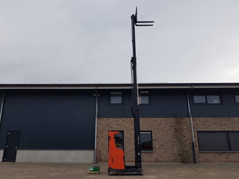 BT RRE180H Toyota 1.8 ton Triplex Freelift Sideshift Elektra Reachtruck - Krautuvas su šakėmis: foto 3 BT RRE180H Toyota 1.8 ton Triplex Freelift Sideshift Elektra Reachtruck - Krautuvas su šakėmis: foto 3