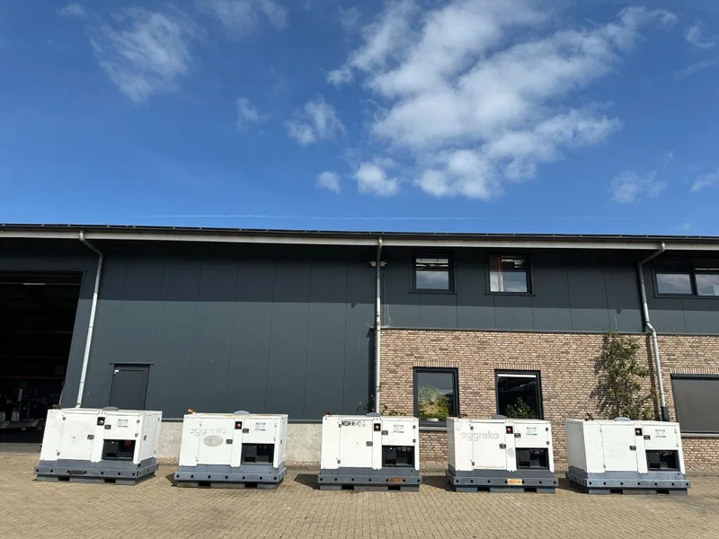 Iveco FPT F32 AM1A Leroy Somer 32 kVA Silent generatorset 239 hours ! - Elektrinis generatorius: foto 2 Iveco FPT F32 AM1A Leroy Somer 32 kVA Silent generatorset 239 hours ! - Elektrinis generatorius: foto 2