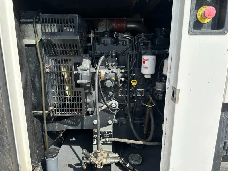 Iveco FPT F32 AM1A Leroy Somer 32 kVA Silent generatorset 39 hours ! - Elektrinis generatorius: foto 4 Iveco FPT F32 AM1A Leroy Somer 32 kVA Silent generatorset 39 hours ! - Elektrinis generatorius: foto 4