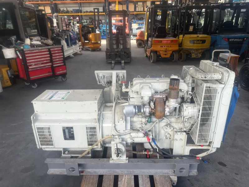 Perkins T4.236 60 kVA noodstroom generatorset as New ! 256 hours ! - Elektrinis generatorius: foto 4 Perkins T4.236 60 kVA noodstroom generatorset as New ! 256 hours ! - Elektrinis generatorius: foto 4
