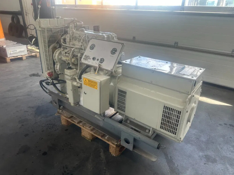Perkins T4.236 60 kVA noodstroom generatorset as New ! 256 hours ! - Elektrinis generatorius: foto 2 Perkins T4.236 60 kVA noodstroom generatorset as New ! 256 hours ! - Elektrinis generatorius: foto 2