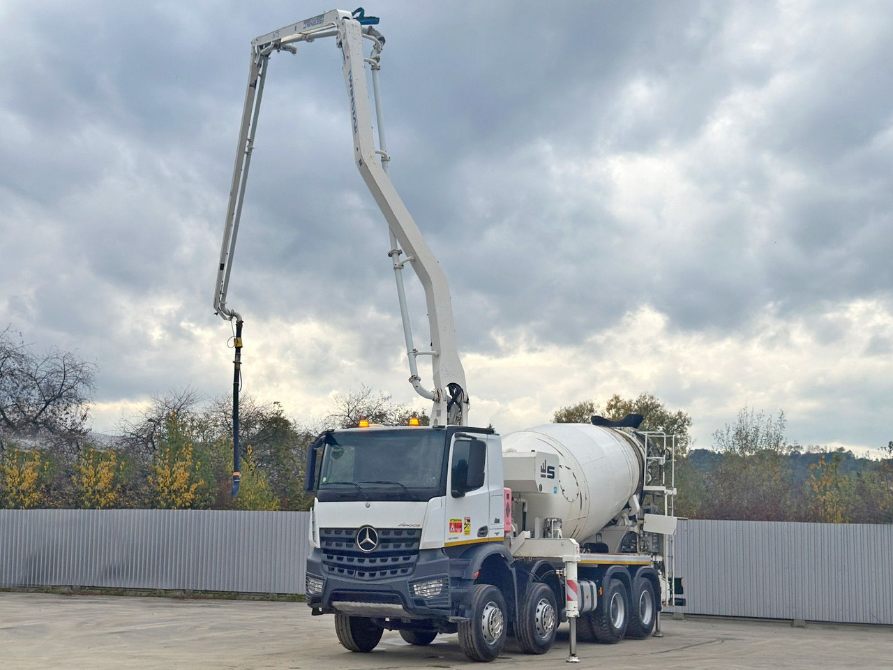 Mercedes-Benz AROCS 3743 * Betonpumpe + FUNK * 8x4 * TOP - Betono siurblys: foto 4 Mercedes-Benz AROCS 3743 * Betonpumpe + FUNK * 8x4 * TOP - Betono siurblys: foto 4