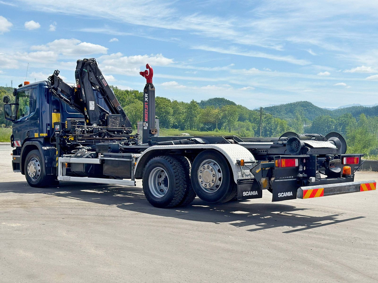 Hook-lift sunkvežimis, Sunkvežimis su kranu Scania P 360 * ABROLLKIPPER * HIAB 111 BS -2 HIDUO/FUNK: foto 7