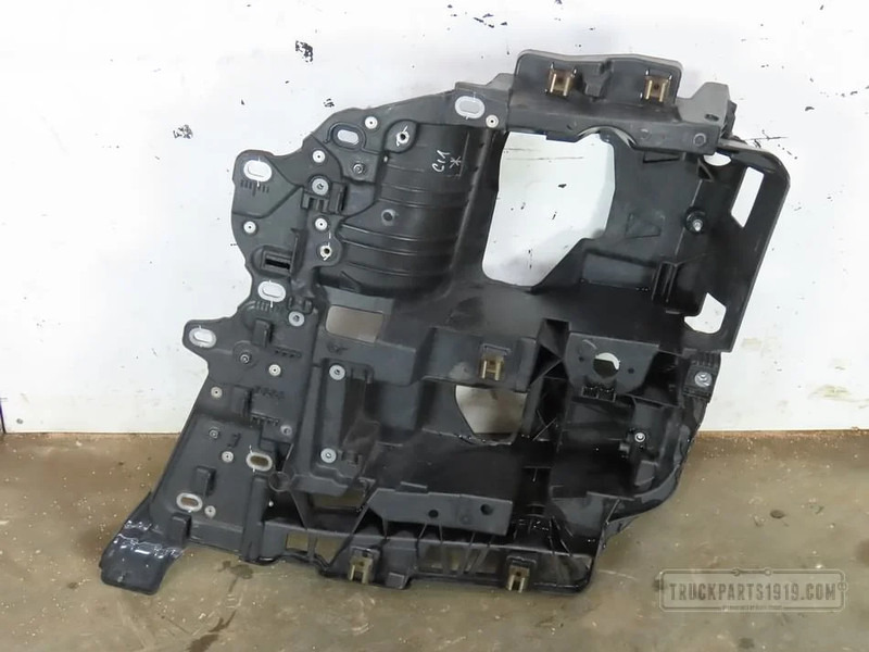 MAN Body & Chassis Parts Koplamp drager Li. - Bamperis kampas - Sunkvežimis: foto 1 MAN Body & Chassis Parts Koplamp drager Li. - Bamperis kampas - Sunkvežimis: foto 1