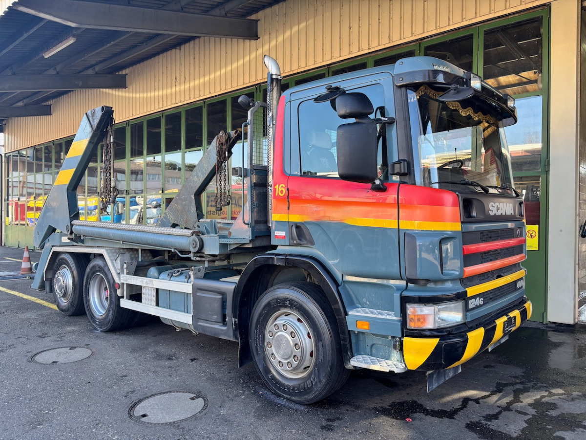 SCANIA P124 6x2 - Nuožulnaus pakėlimo ant platformos sunkvežimis: foto 1 SCANIA P124 6x2 - Nuožulnaus pakėlimo ant platformos sunkvežimis: foto 1