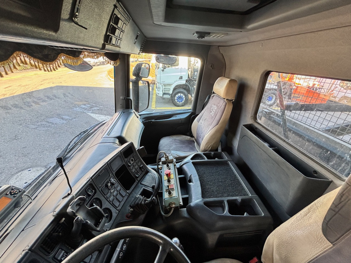 SCANIA P124 6x2 - Nuožulnaus pakėlimo ant platformos sunkvežimis: foto 5 SCANIA P124 6x2 - Nuožulnaus pakėlimo ant platformos sunkvežimis: foto 5