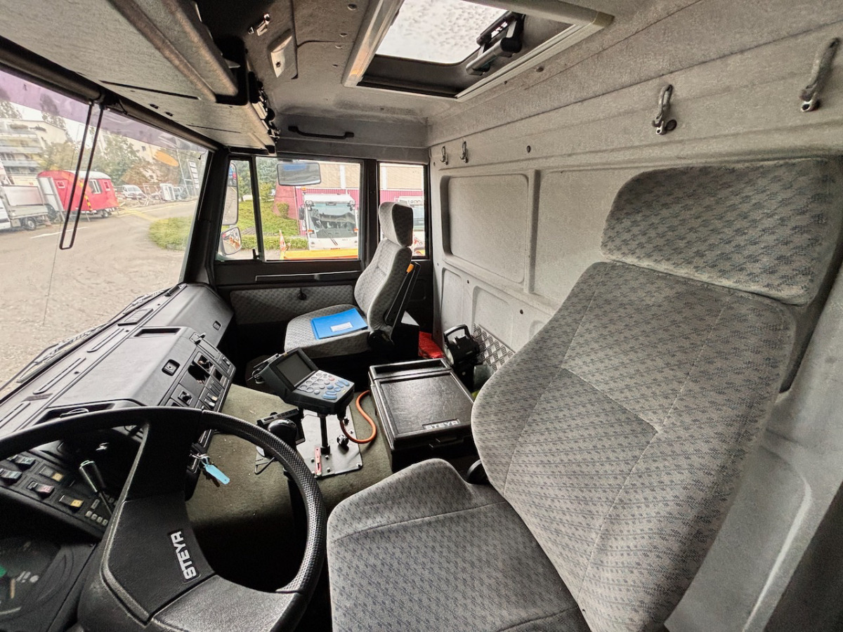 STEYR 26S32/ 6x4 Pisten Enteisung - Tentinis sunkvežimis: foto 4 STEYR 26S32/ 6x4 Pisten Enteisung - Tentinis sunkvežimis: foto 4