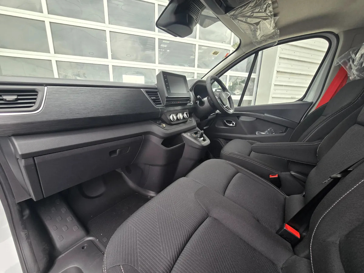 NEW Renault Trafic Exclusive 170BHP/150BHP Auto White - Krovininis mikroautobusas: foto 2 NEW Renault Trafic Exclusive 170BHP/150BHP Auto White - Krovininis mikroautobusas: foto 2