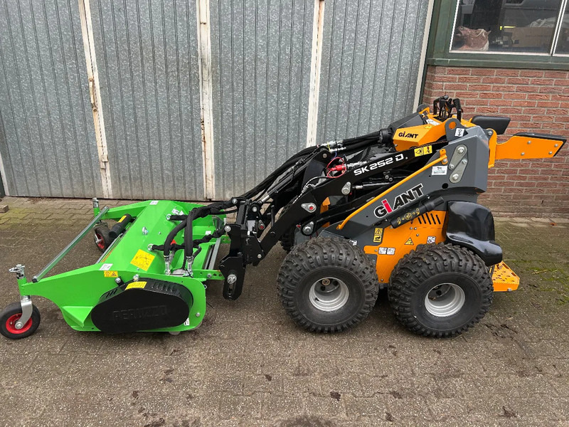 Giant SK252D + klepelmaaier - Šarnyrinis krautuvas: foto 1 Giant SK252D + klepelmaaier - Šarnyrinis krautuvas: foto 1