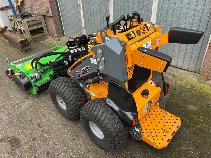 Giant SK252D + klepelmaaier - Šarnyrinis krautuvas: foto 3 Giant SK252D + klepelmaaier - Šarnyrinis krautuvas: foto 3