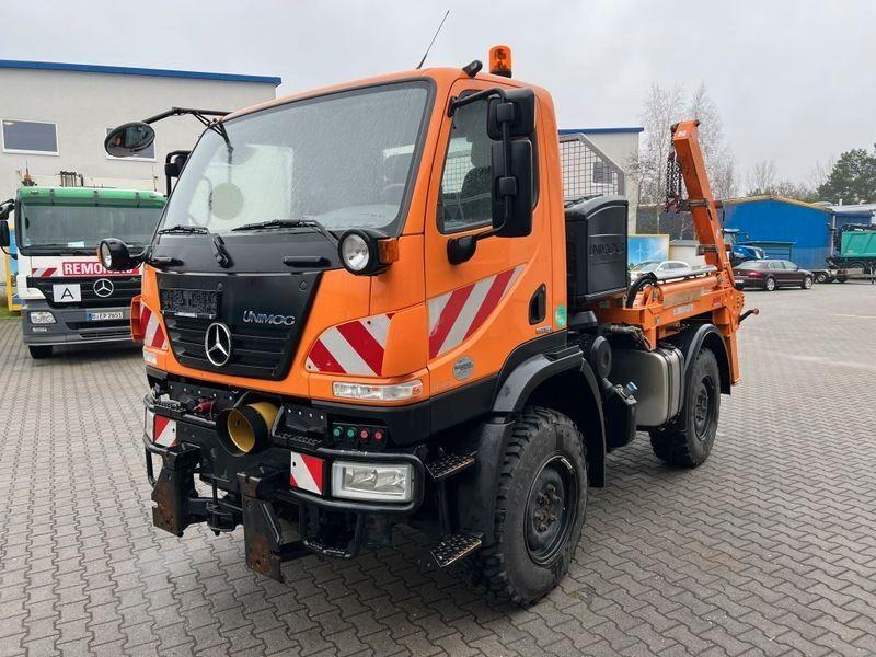Mercedes-Benz Unimog U 20 4x4 Skip loader - Nuožulnaus pakėlimo ant platformos sunkvežimis: foto 3 Mercedes-Benz Unimog U 20 4x4 Skip loader - Nuožulnaus pakėlimo ant platformos sunkvežimis: foto 3