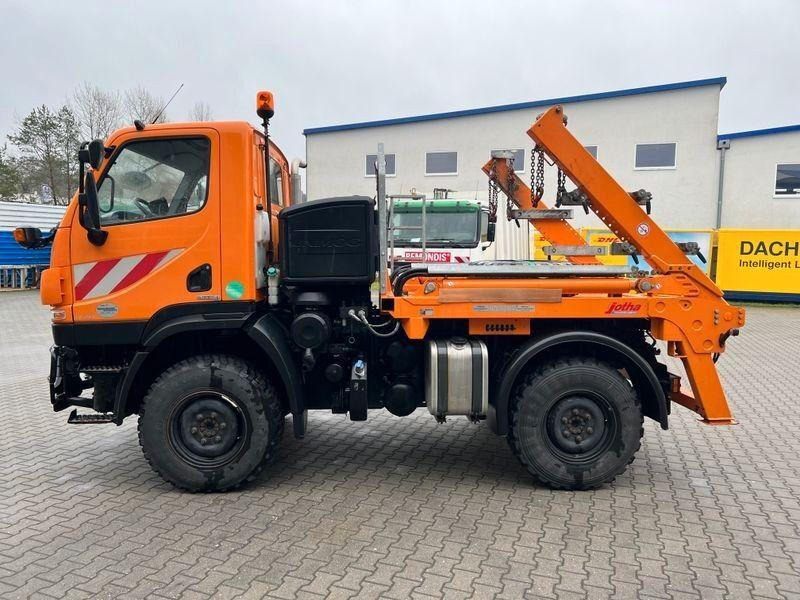 Mercedes-Benz Unimog U 20 4x4 Skip loader - Nuožulnaus pakėlimo ant platformos sunkvežimis: foto 4 Mercedes-Benz Unimog U 20 4x4 Skip loader - Nuožulnaus pakėlimo ant platformos sunkvežimis: foto 4