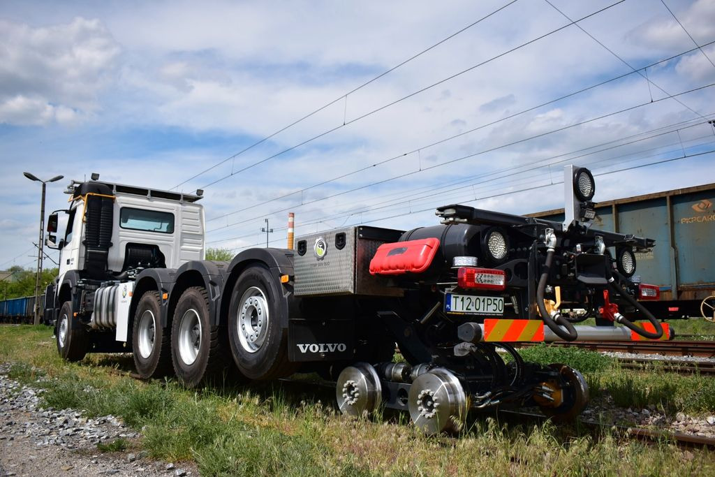 Konteineris-vežimus/ Sukeisti kūną sunkvežimis, Sunkvežimis su kranu Volvo NEW FMX 8x4 RAIL ROAD SCHIENEN TWO WAY: foto 18