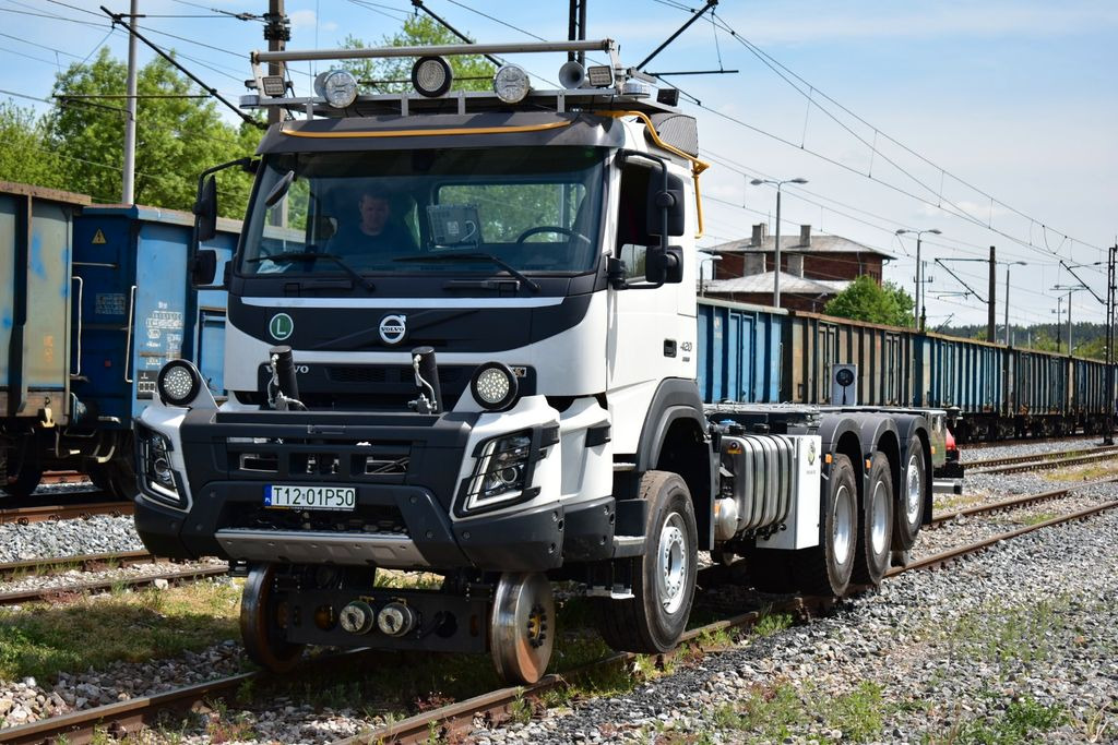 Konteineris-vežimus/ Sukeisti kūną sunkvežimis, Sunkvežimis su kranu Volvo NEW FMX 8x4 RAIL ROAD SCHIENEN TWO WAY: foto 6