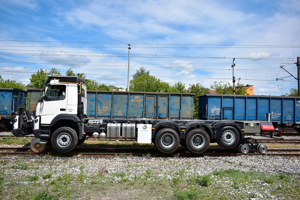 Konteineris-vežimus/ Sukeisti kūną sunkvežimis, Sunkvežimis su kranu Volvo NEW FMX 8x4 RAIL ROAD SCHIENEN TWO WAY: foto 13