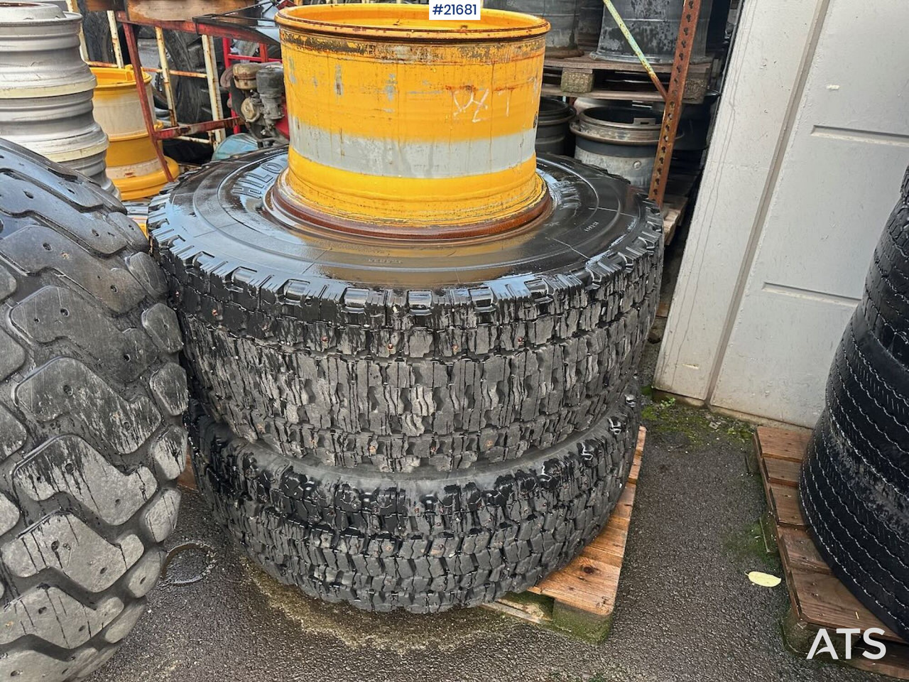 Hilo Dekkene har stått på en Volvo L60E - Padangos ir ratlankiai - Statybinė technika: foto 1 Hilo Dekkene har stått på en Volvo L60E - Padangos ir ratlankiai - Statybinė technika: foto 1