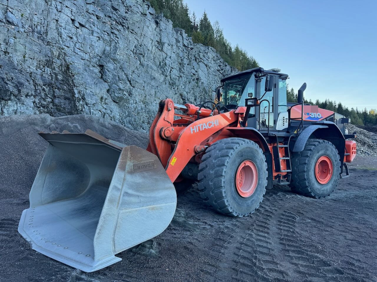 Hitachi ZW310 - Ratinis krautuvas: foto 1 Hitachi ZW310 - Ratinis krautuvas: foto 1