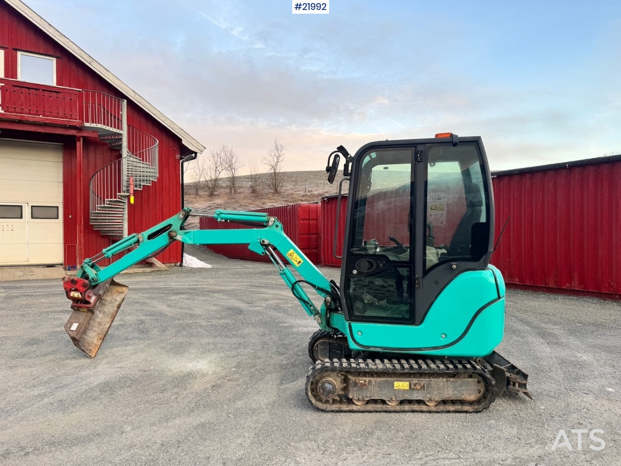 Kobelco 2016 Kobelco SK18 Minigraver m/ Powertilt, 3 skuffer,ripper, klype og Henger. - Mini ekskavatorius: foto 2 Kobelco 2016 Kobelco SK18 Minigraver m/ Powertilt, 3 skuffer,ripper, klype og Henger. - Mini ekskavatorius: foto 2