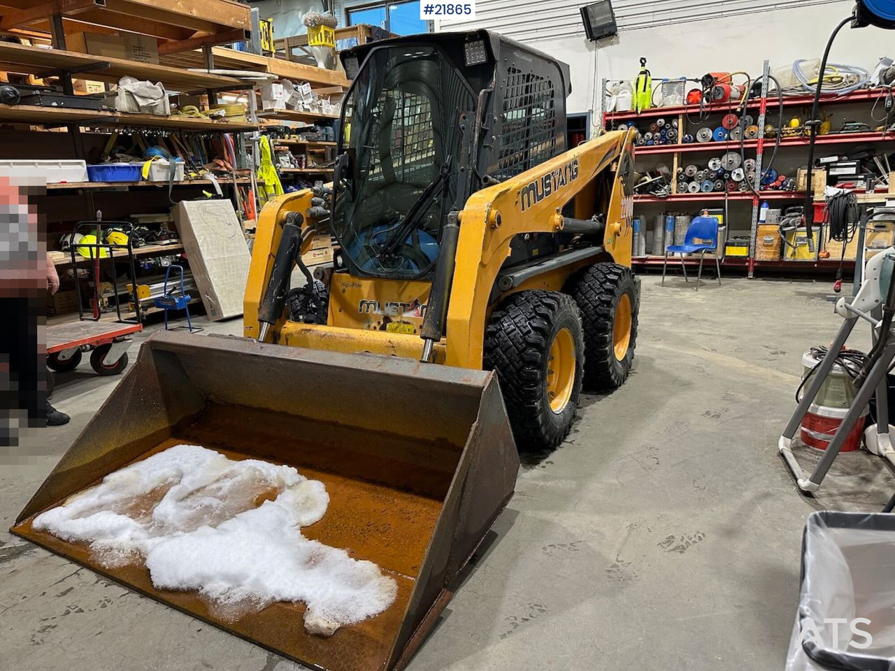 Mustang 220R kompaktlaster m/planeringskuffe og pallegafler - Mini krautuvas: foto 1 Mustang 220R kompaktlaster m/planeringskuffe og pallegafler - Mini krautuvas: foto 1