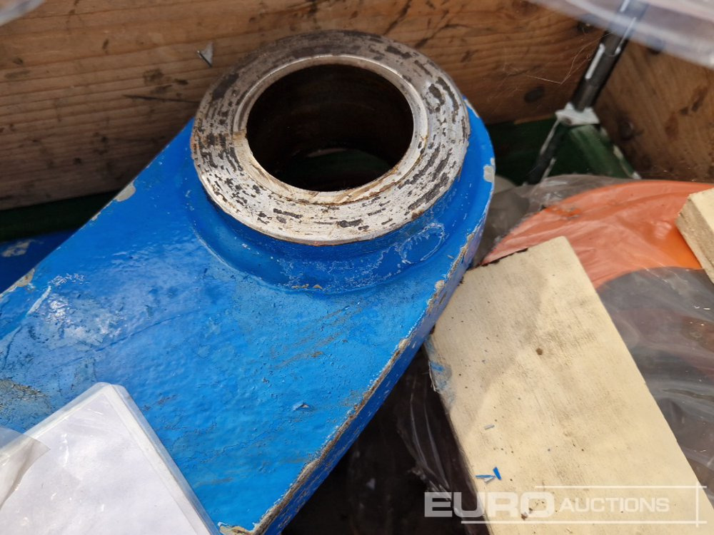 Pallet of Assorted, Bolts, Couplings, Brackets to suit Hitachi, Fuchs - Atsarginės dalys - Ekskavatorius: foto 4 Pallet of Assorted, Bolts, Couplings, Brackets to suit Hitachi, Fuchs - Atsarginės dalys - Ekskavatorius: foto 4