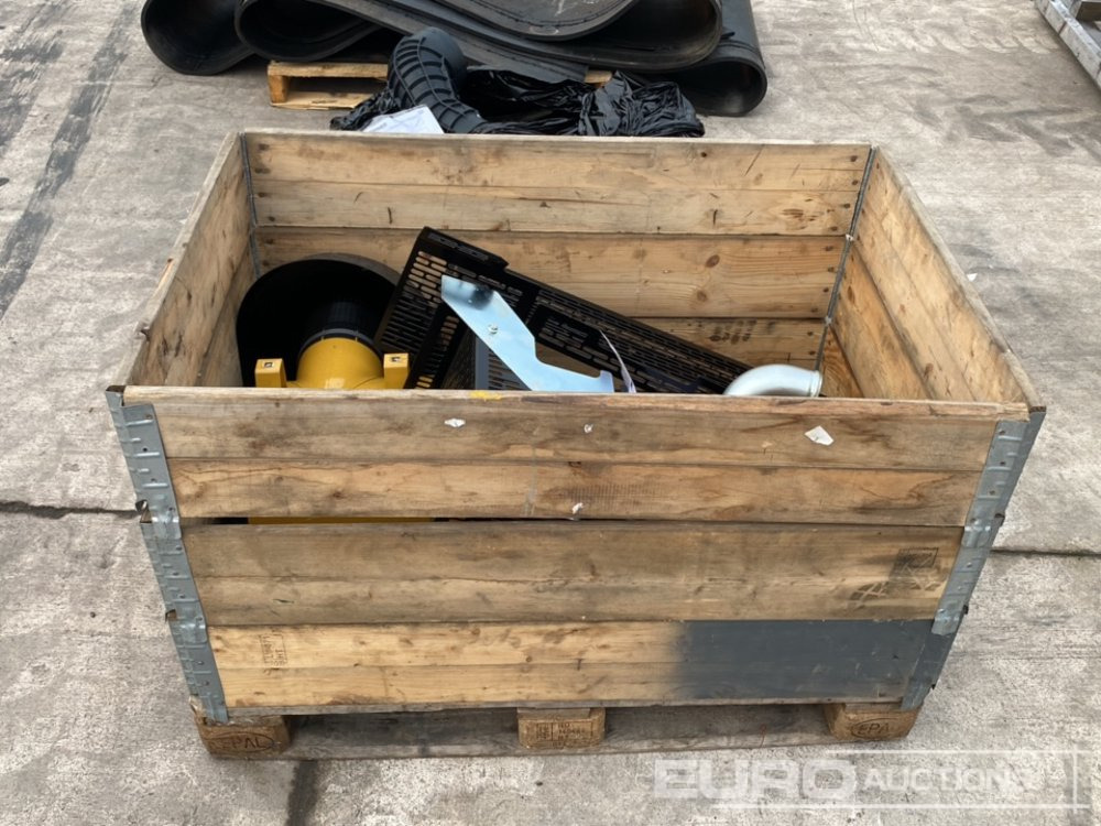 Pallet of Filter Housing, Pipe Work, Radiator to suit CAT (2 of) - Atsarginės dalys - Statybinė technika: foto 3 Pallet of Filter Housing, Pipe Work, Radiator to suit CAT (2 of) - Atsarginės dalys - Statybinė technika: foto 3