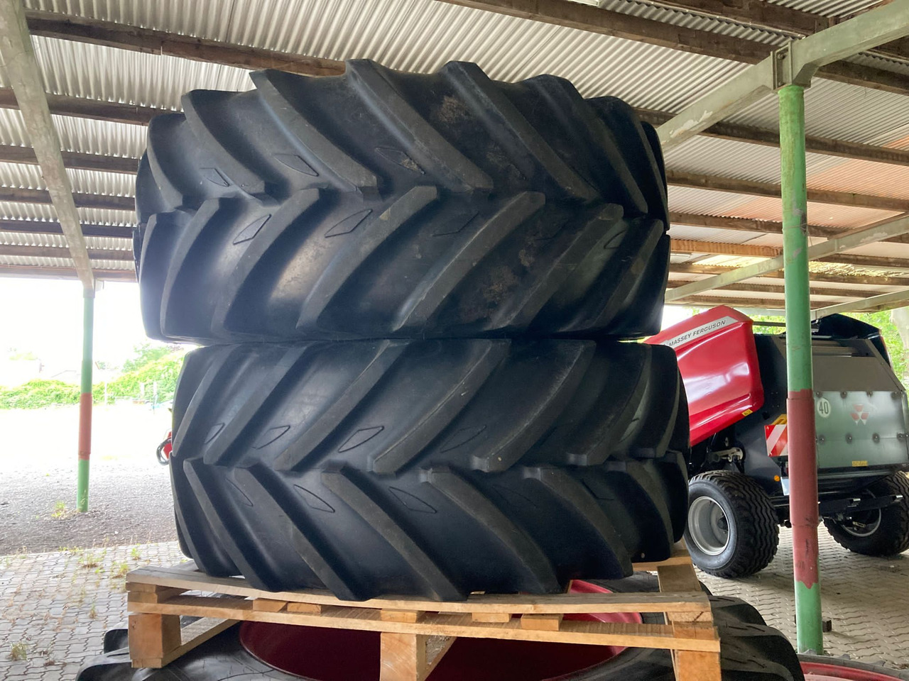 Fendt VF520/60R28 VF650/60R38 - Padangos ir ratlankiai: foto 4 Fendt VF520/60R28 VF650/60R38 - Padangos ir ratlankiai: foto 4