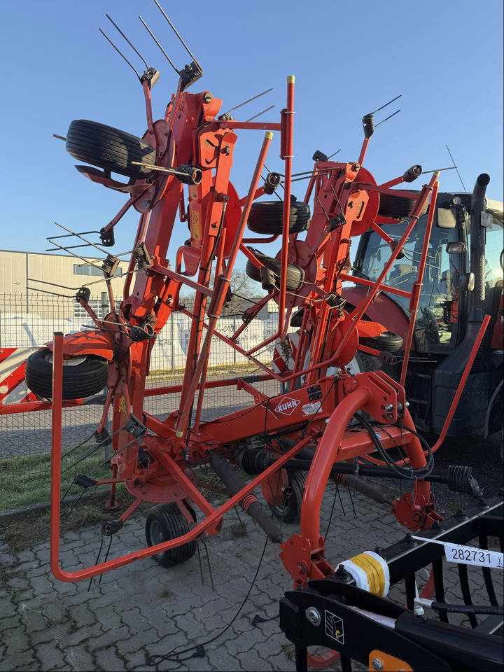 Kuhn Heuwender GF 8702 - Šieno grėblys/ Vartytuvas: foto 1 Kuhn Heuwender GF 8702 - Šieno grėblys/ Vartytuvas: foto 1