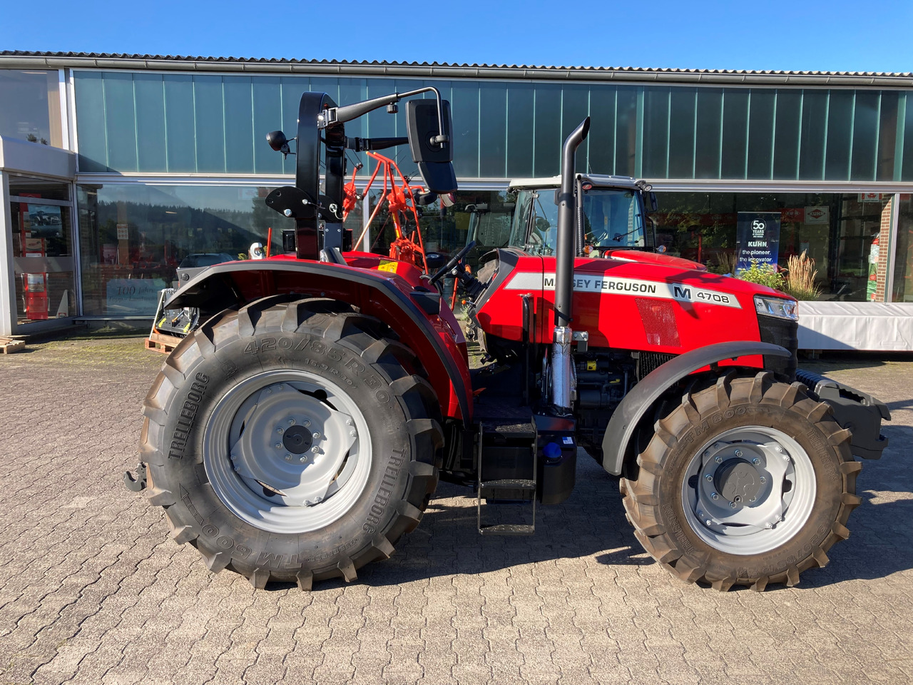 Massey Ferguson 4708 M Plattform Essential - Traktorius: foto 1 Massey Ferguson 4708 M Plattform Essential - Traktorius: foto 1