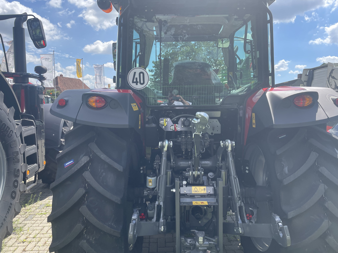 Massey Ferguson 5711M Dyna-4 4WD Cab - Traktorius: foto 4 Massey Ferguson 5711M Dyna-4 4WD Cab - Traktorius: foto 4