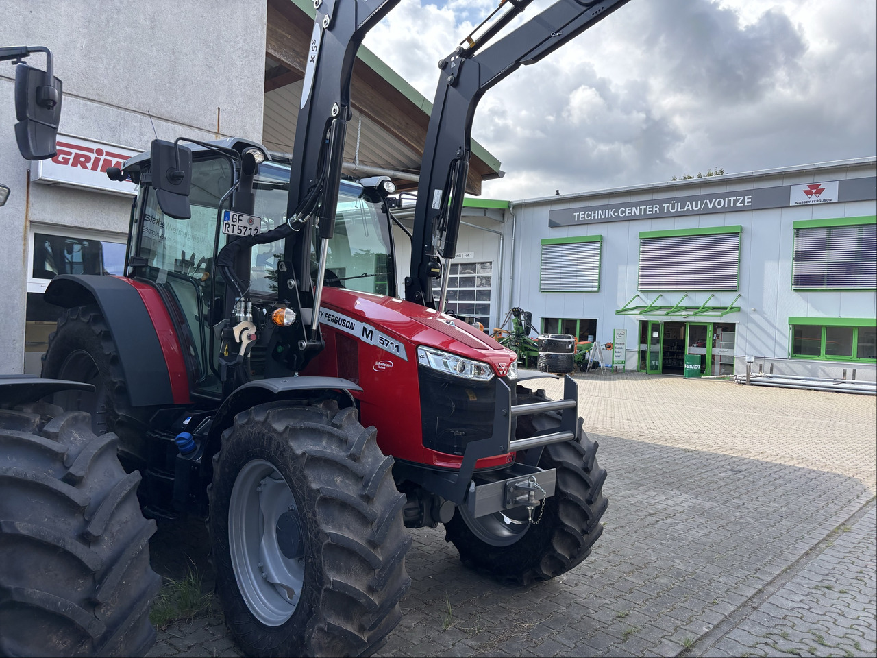 Massey Ferguson 5711M Dyna-4 4WD Cab - Traktorius: foto 1 Massey Ferguson 5711M Dyna-4 4WD Cab - Traktorius: foto 1