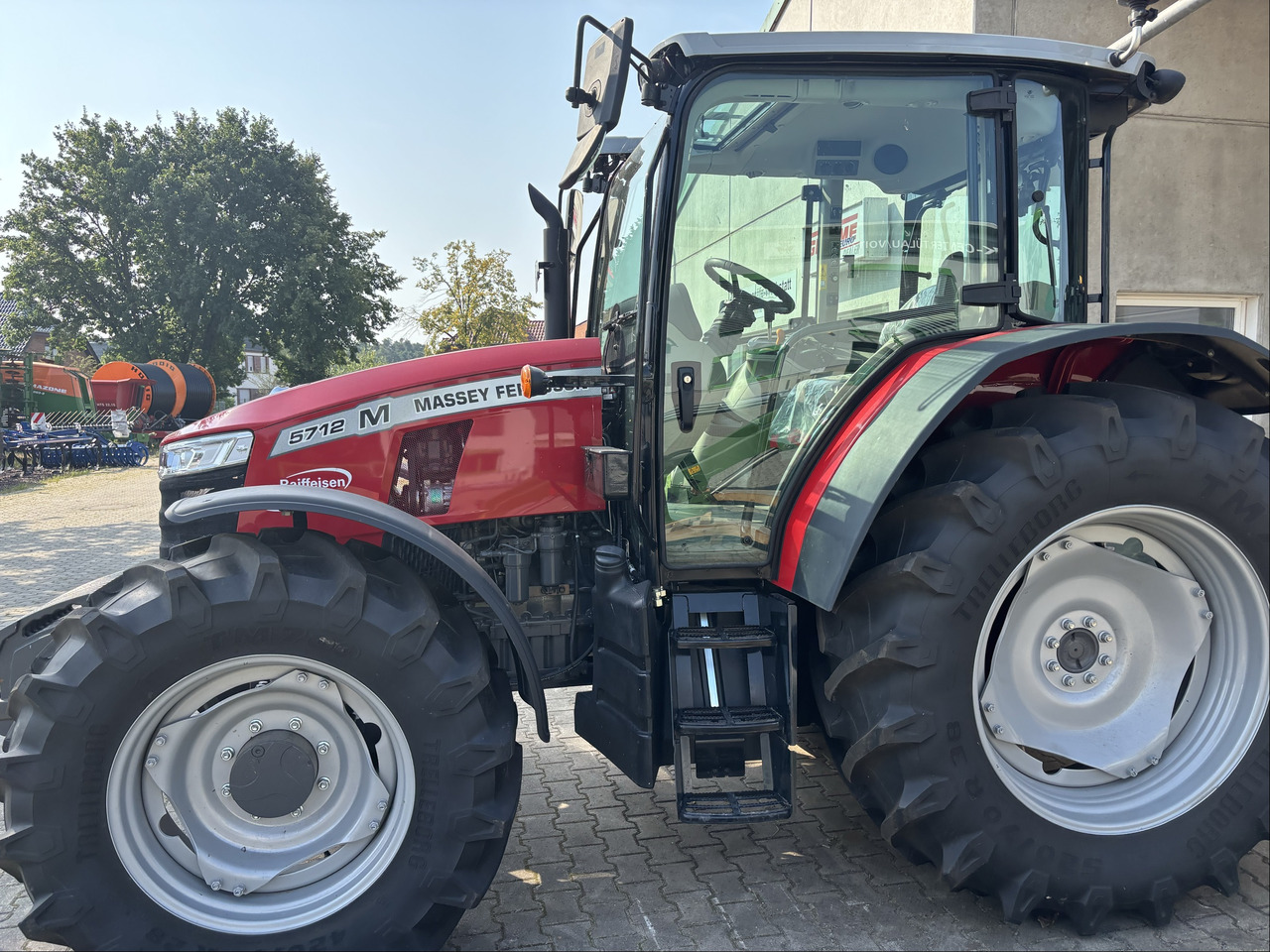 Massey Ferguson 5712M 4WD Cab Essential - Traktorius: foto 3 Massey Ferguson 5712M 4WD Cab Essential - Traktorius: foto 3