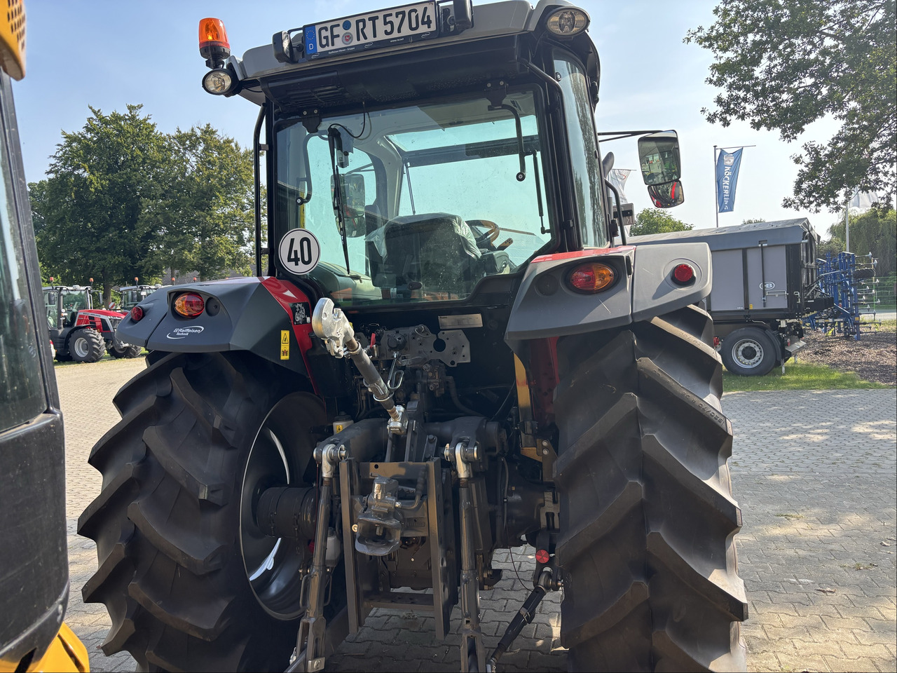 Massey Ferguson 5712M 4WD Cab Essential - Traktorius: foto 4 Massey Ferguson 5712M 4WD Cab Essential - Traktorius: foto 4