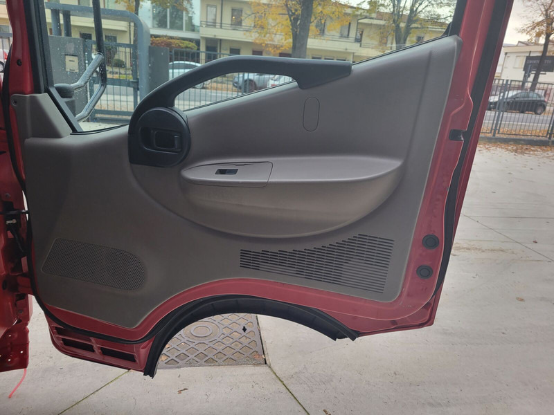 Nissan Cabstar - Kabina ir interjeras - Sunkvežimis: foto 4 Nissan Cabstar - Kabina ir interjeras - Sunkvežimis: foto 4