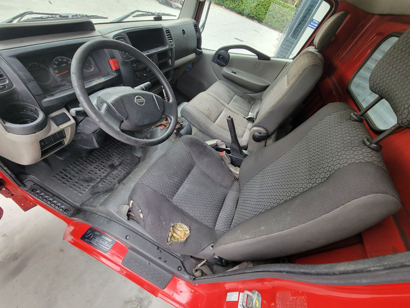 Nissan Cabstar - Kabina ir interjeras - Sunkvežimis: foto 3 Nissan Cabstar - Kabina ir interjeras - Sunkvežimis: foto 3