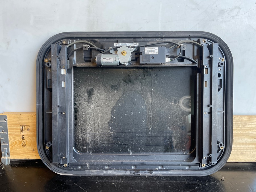 MERCEDES SUN ROOF A9438300342 - Kabina ir interjeras - Sunkvežimis: foto 2 MERCEDES SUN ROOF A9438300342 - Kabina ir interjeras - Sunkvežimis: foto 2