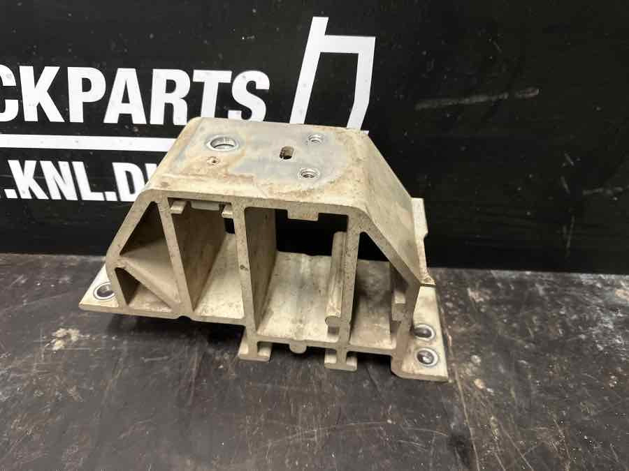 VOLVO BUMPER BRACKET 82699594 - Rėmas/ Važiuoklė - Sunkvežimis: foto 2 VOLVO BUMPER BRACKET 82699594 - Rėmas/ Važiuoklė - Sunkvežimis: foto 2