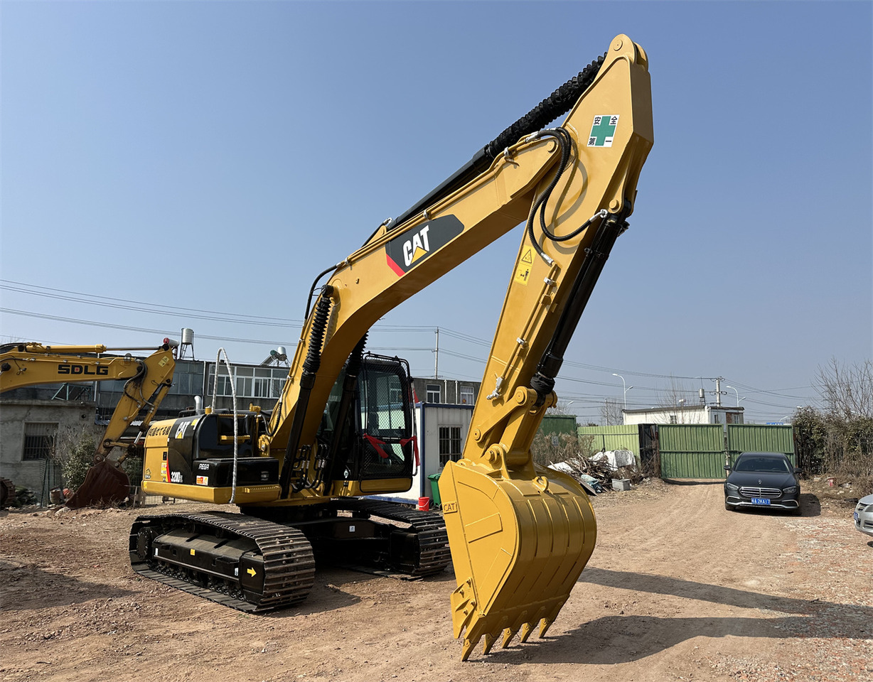 CATERPILLAR 320D2L - Vikšrinis ekskavatorius: foto 3 CATERPILLAR 320D2L - Vikšrinis ekskavatorius: foto 3