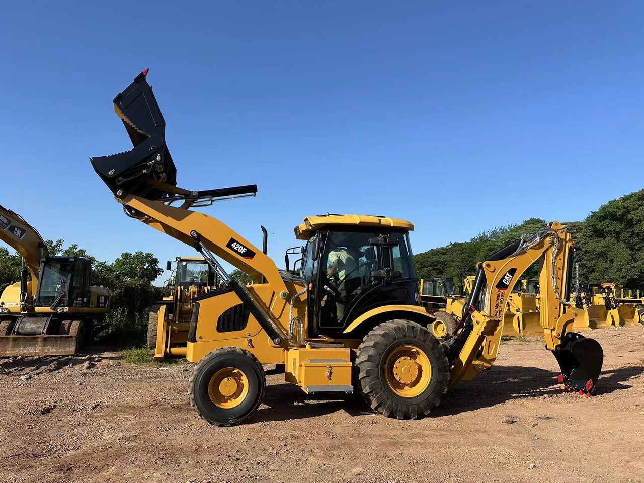CATERPILLAR 420F2 - Ekskavatorius-krautuvas: foto 1 CATERPILLAR 420F2 - Ekskavatorius-krautuvas: foto 1