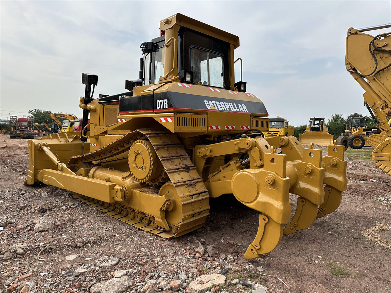 CATERPILLAR D7R - Buldozeris: foto 1 CATERPILLAR D7R - Buldozeris: foto 1