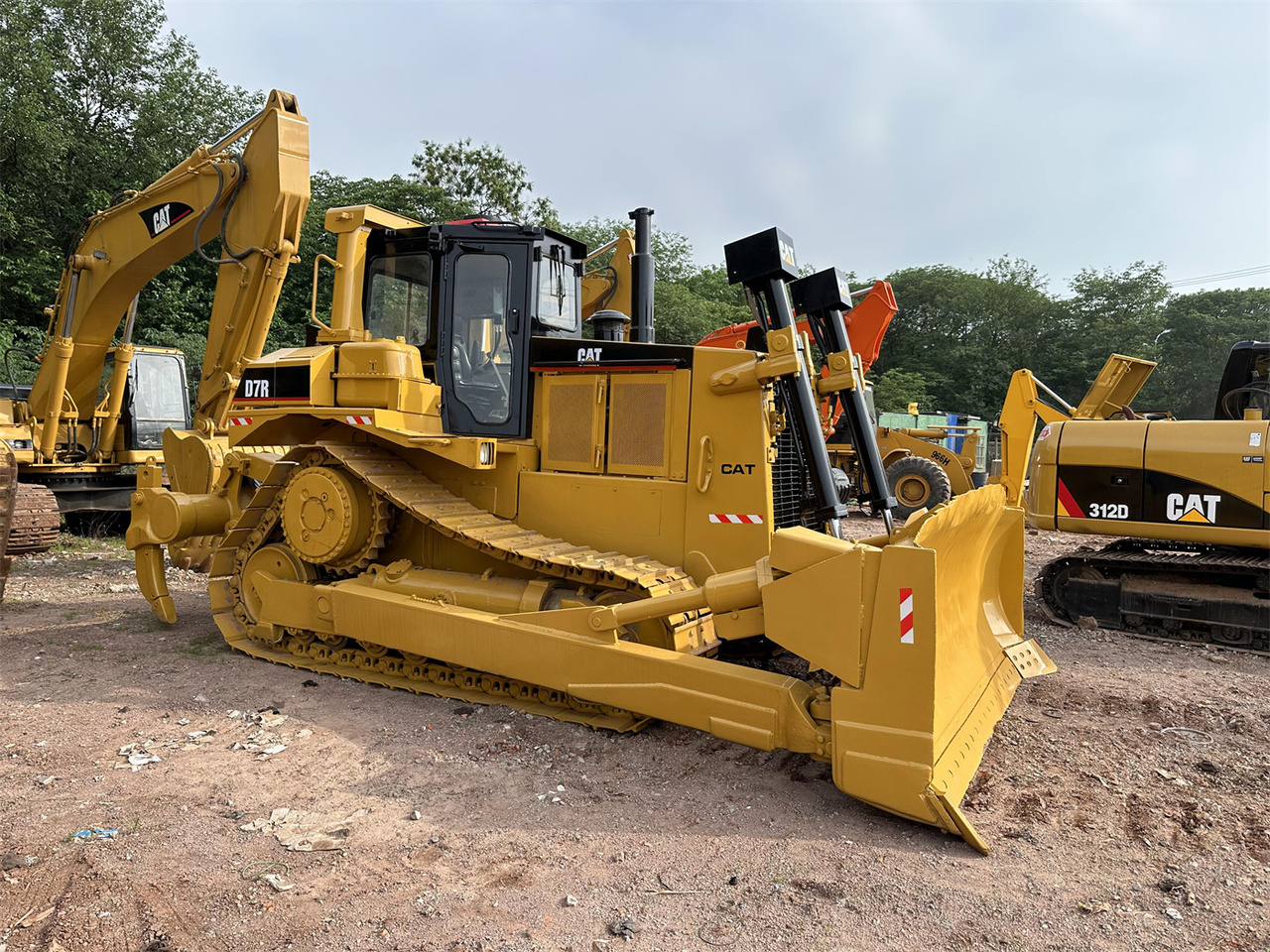 CATERPILLAR D7R - Buldozeris: foto 1 CATERPILLAR D7R - Buldozeris: foto 1