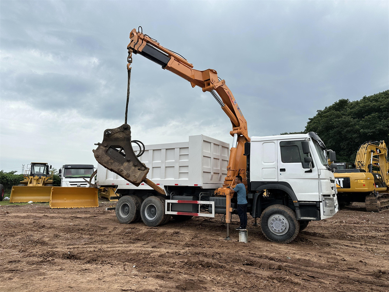 HOWO 371 Mounted Crane Dump truck - Sunkvežimis su kranu: foto 1 HOWO 371 Mounted Crane Dump truck - Sunkvežimis su kranu: foto 1